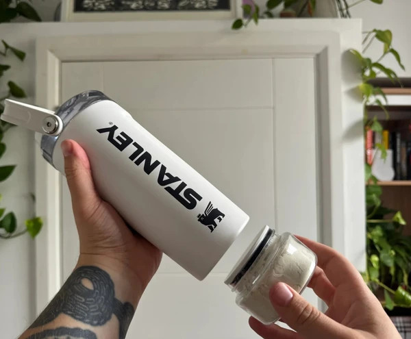شیکر استنلی ۵۹۰ میل مخزن دار مدل Activate Shaker Bottle اورجینال