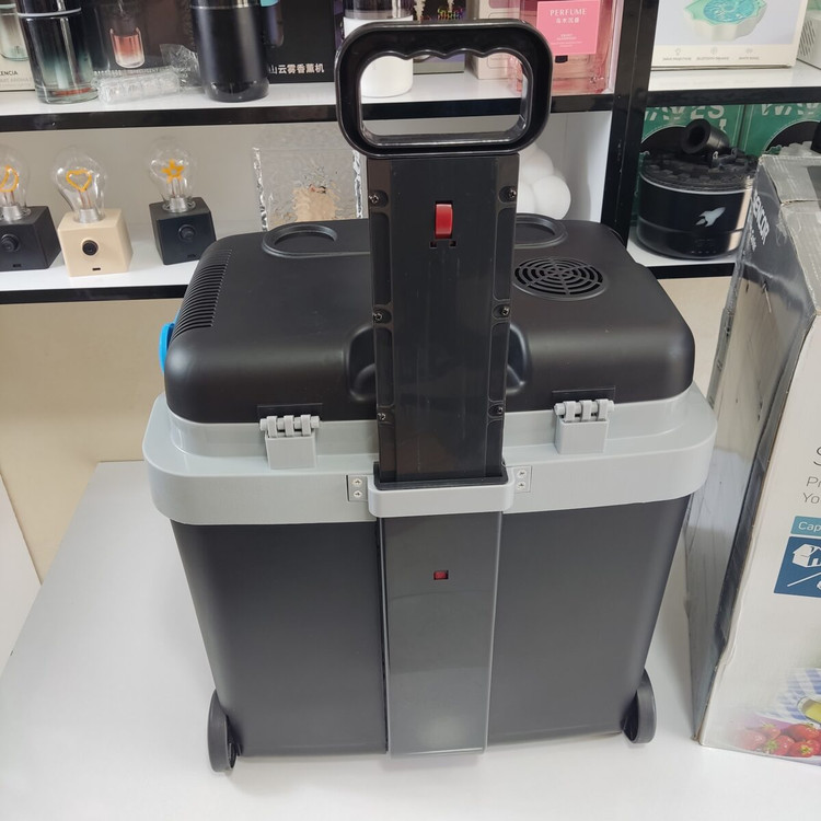 یخچال مسافرتی 33 لیتری سنکور مدل SCM4233BL